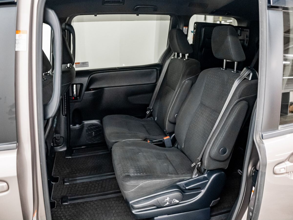 Toyota Voxy 2018 - фото автомобиля