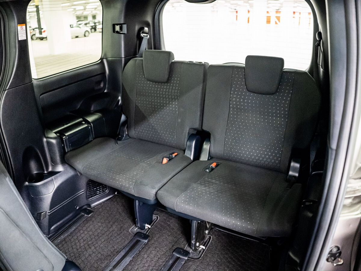 Toyota Voxy 2018 - фото автомобиля