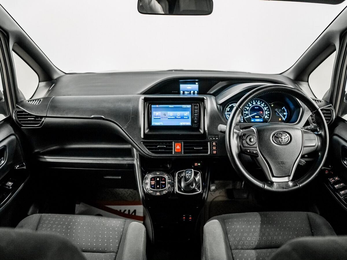 Toyota Voxy 2018 - фото автомобиля