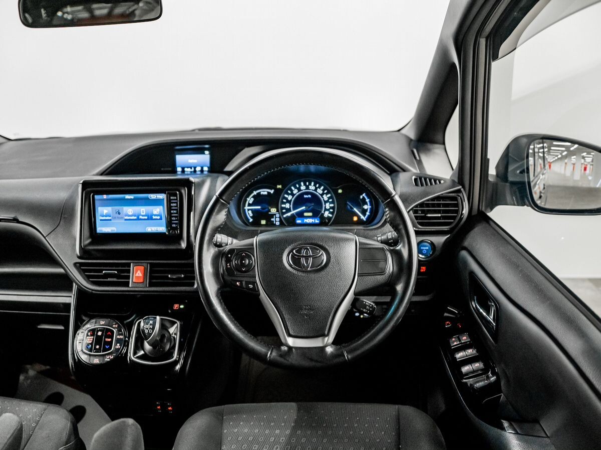 Toyota Voxy 2018 - фото автомобиля