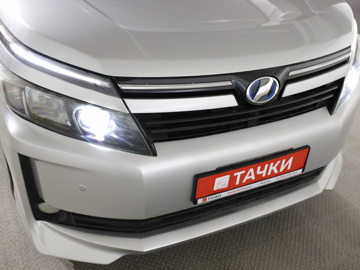 Toyota Voxy 2014 - фото автомобиля