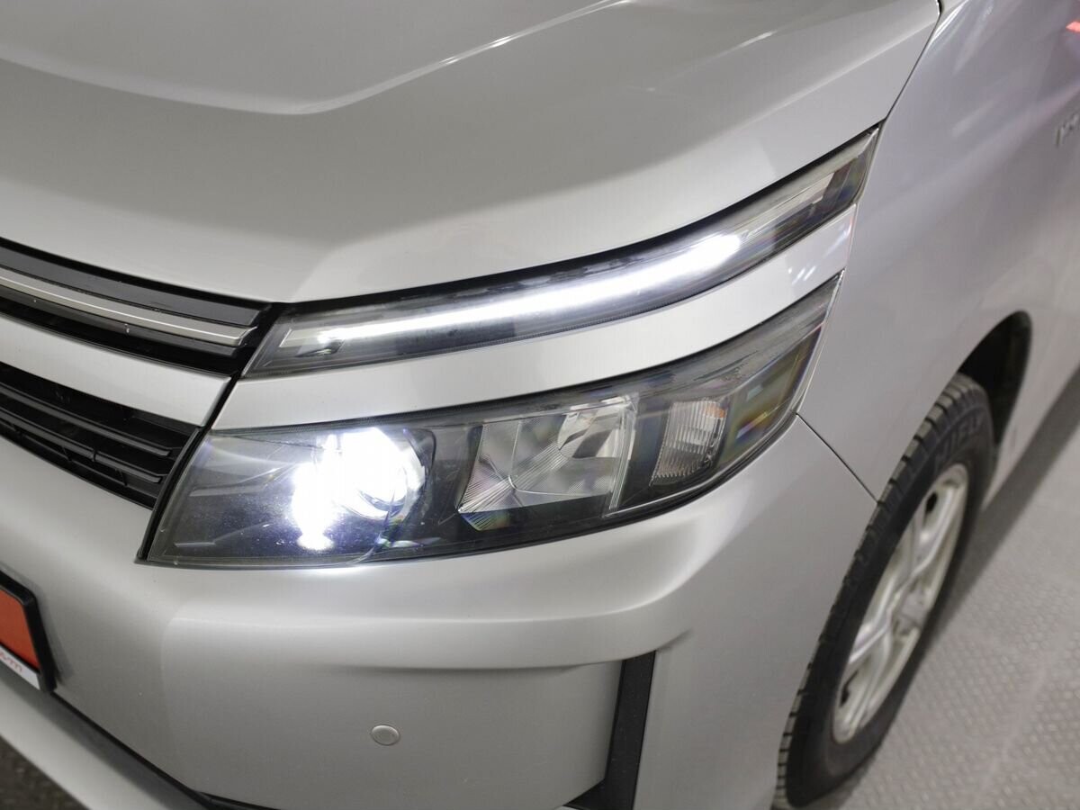 Toyota Voxy 2014 - фото автомобиля