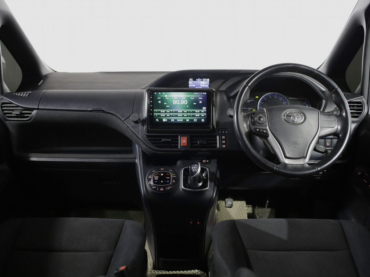 Toyota Voxy 2014 - фото автомобиля