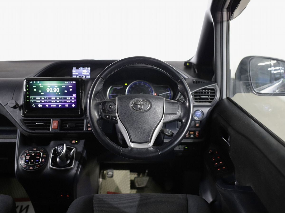 Toyota Voxy 2014 - фото автомобиля