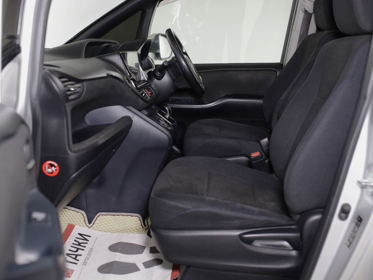 Toyota Voxy 2014 - фото автомобиля