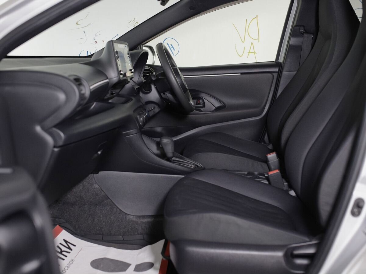 Toyota Yaris 2020 - фото автомобиля