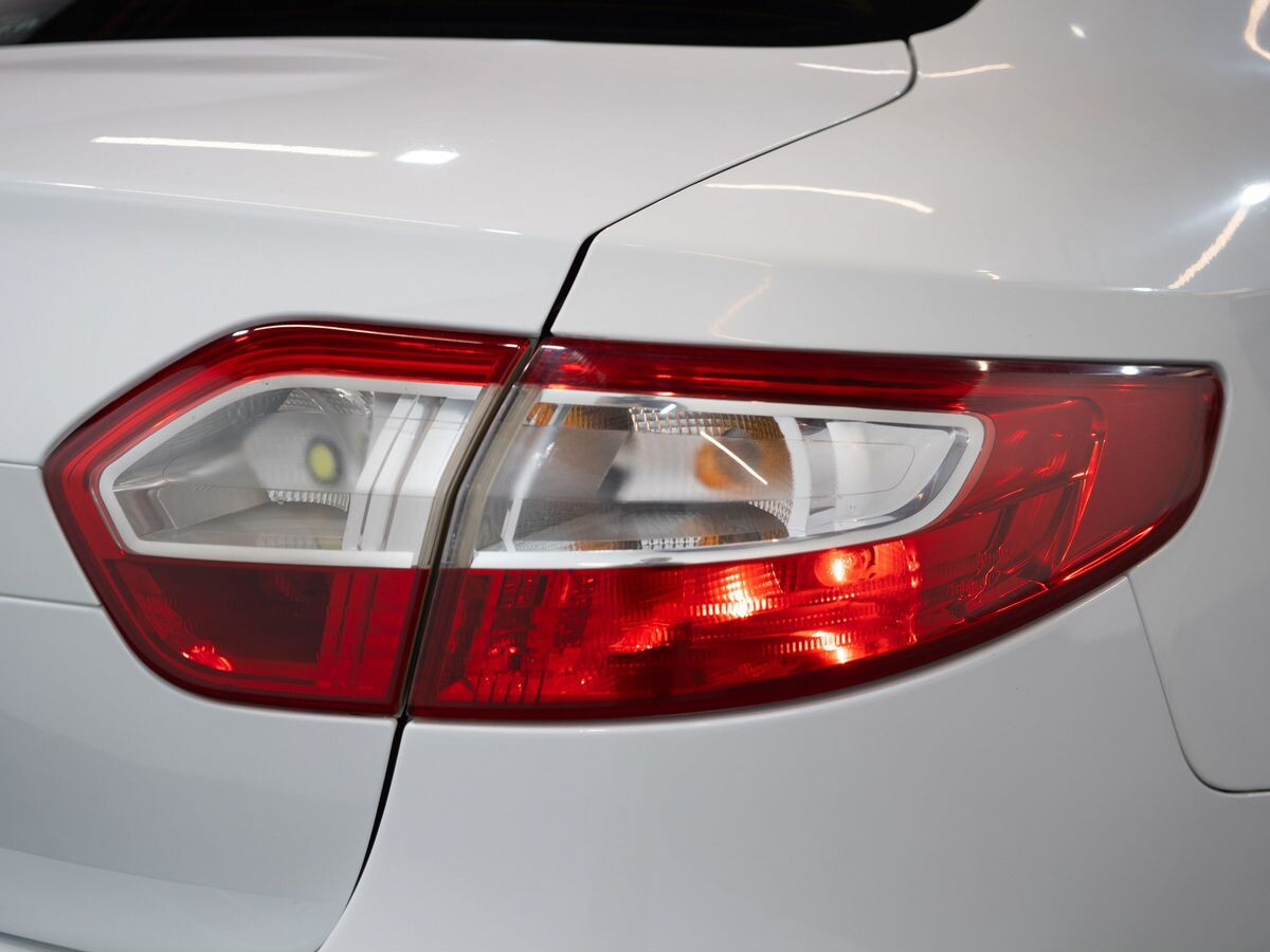 Renault Fluence 2011 - фото автомобиля