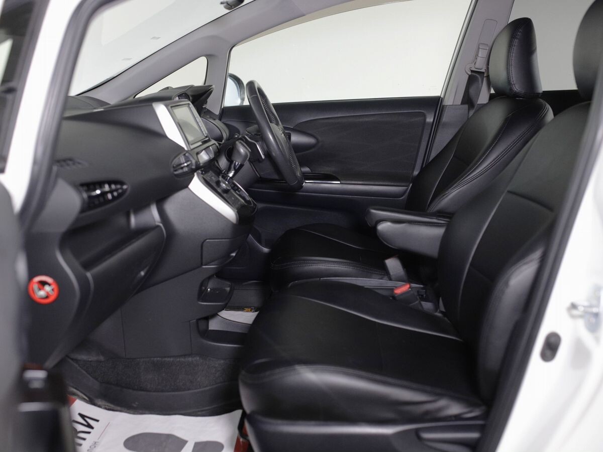 Toyota Wish 2012 - фото автомобиля