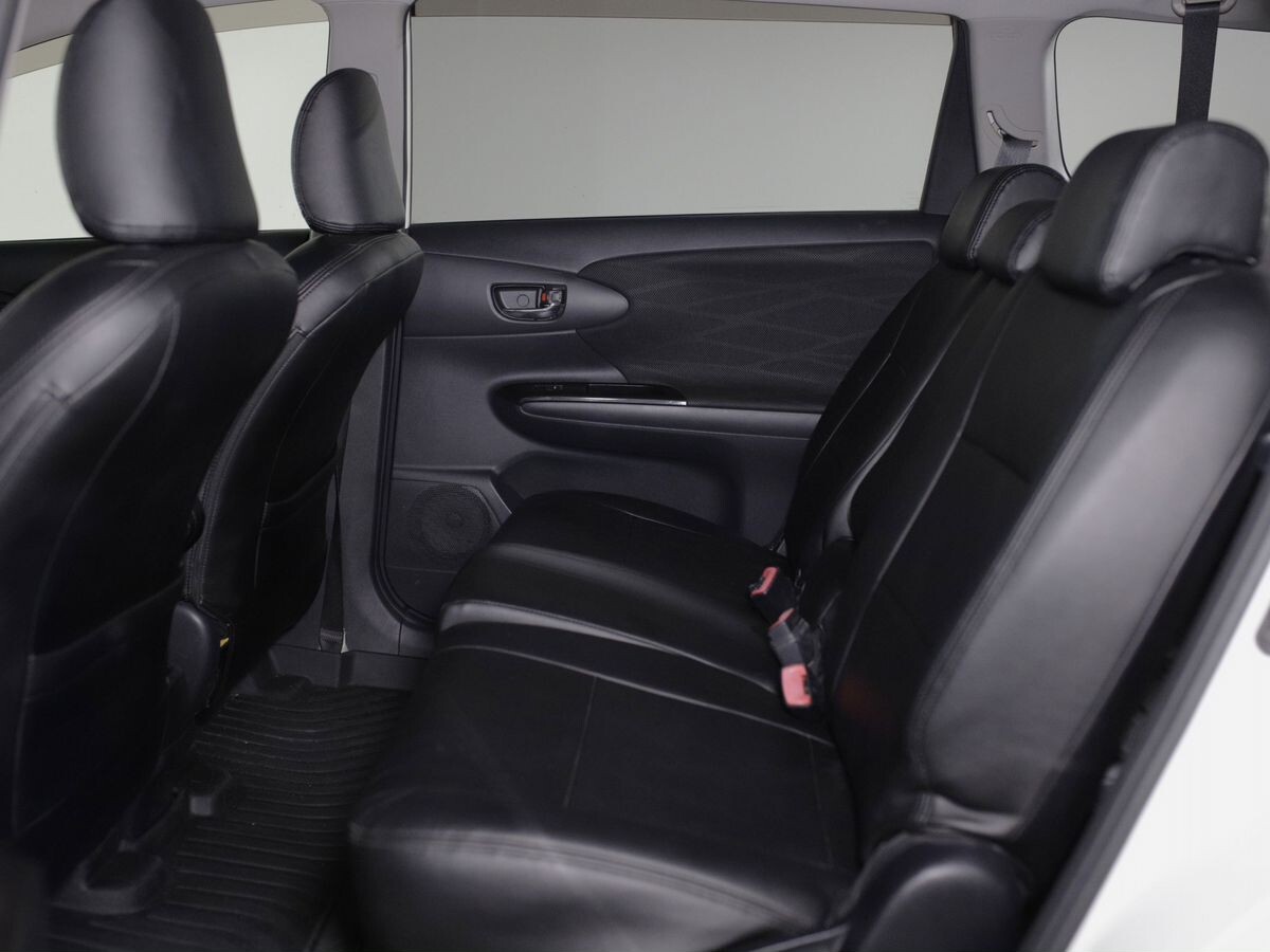 Toyota Wish 2012 - фото автомобиля