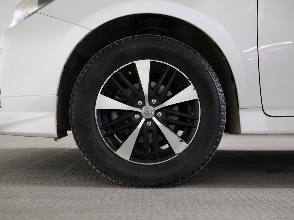 Toyota Wish 2012 - фото автомобиля