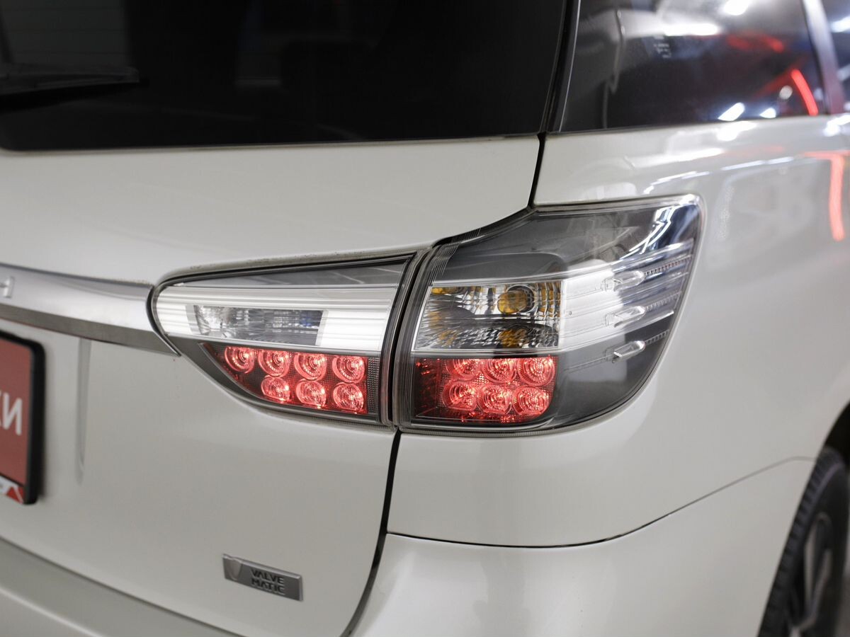 Toyota Wish 2012 - фото автомобиля