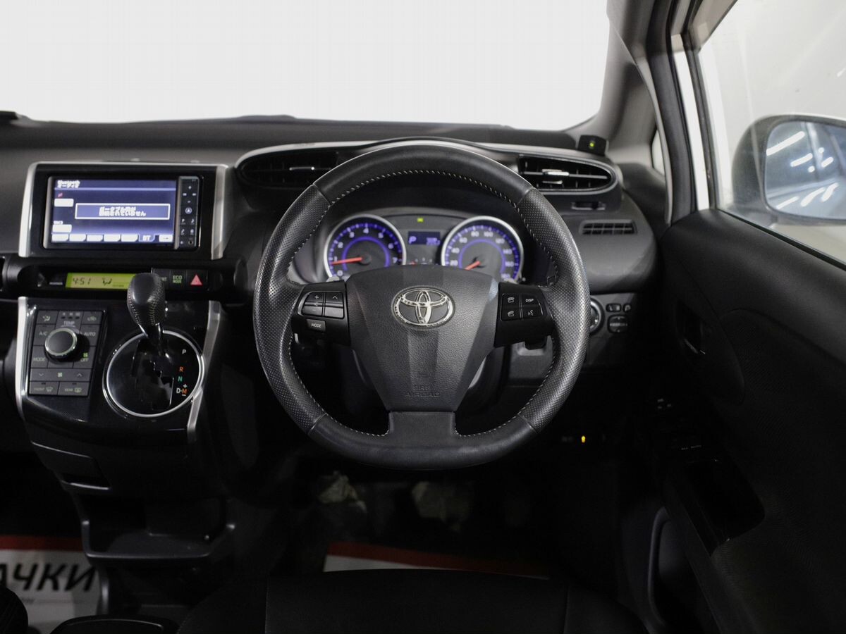 Toyota Wish 2012 - фото автомобиля