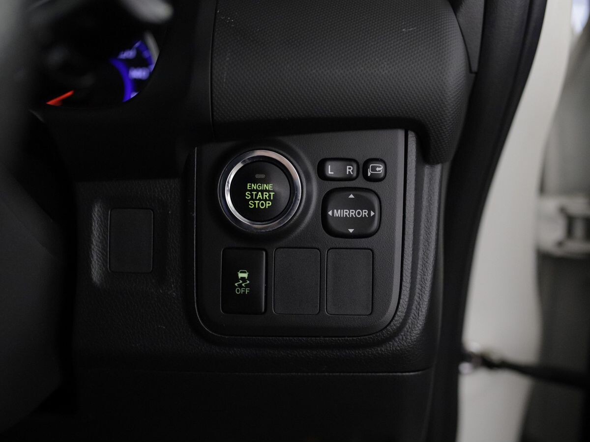 Toyota Wish 2012 - фото автомобиля