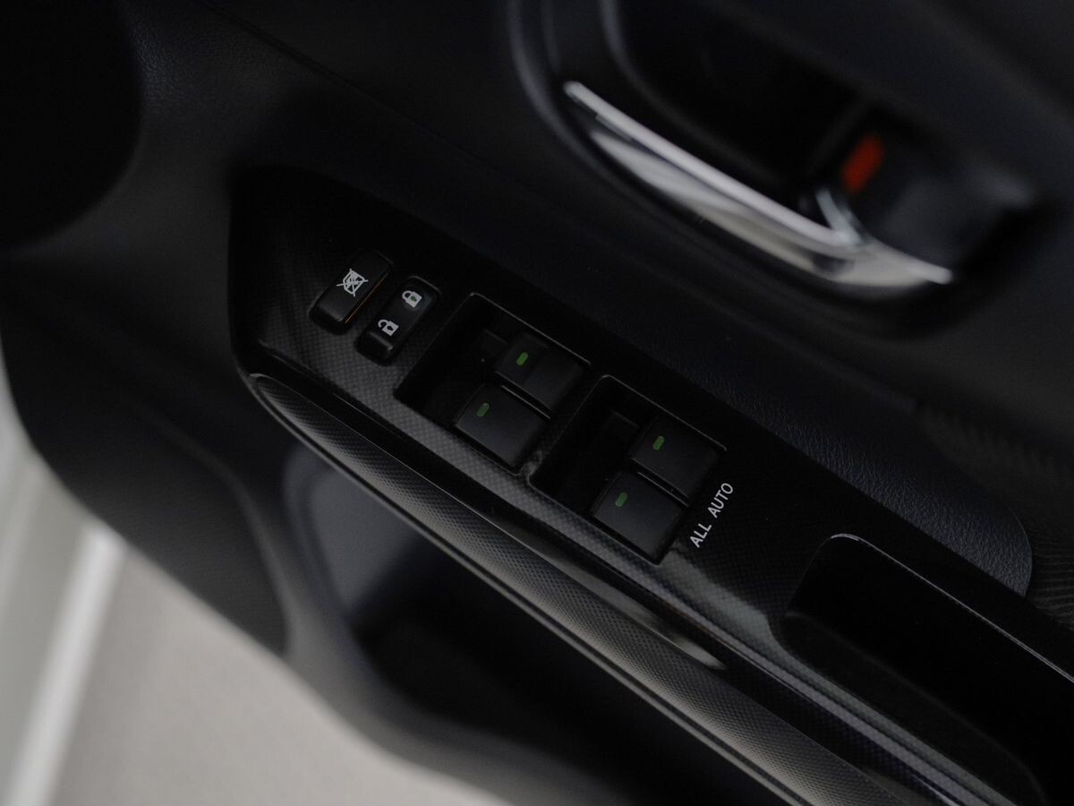 Toyota Wish 2012 - фото автомобиля