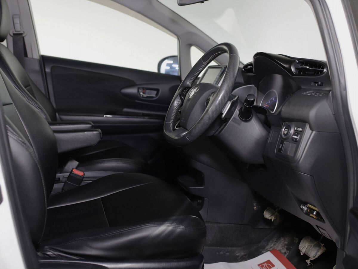 Toyota Wish 2012 - фото автомобиля