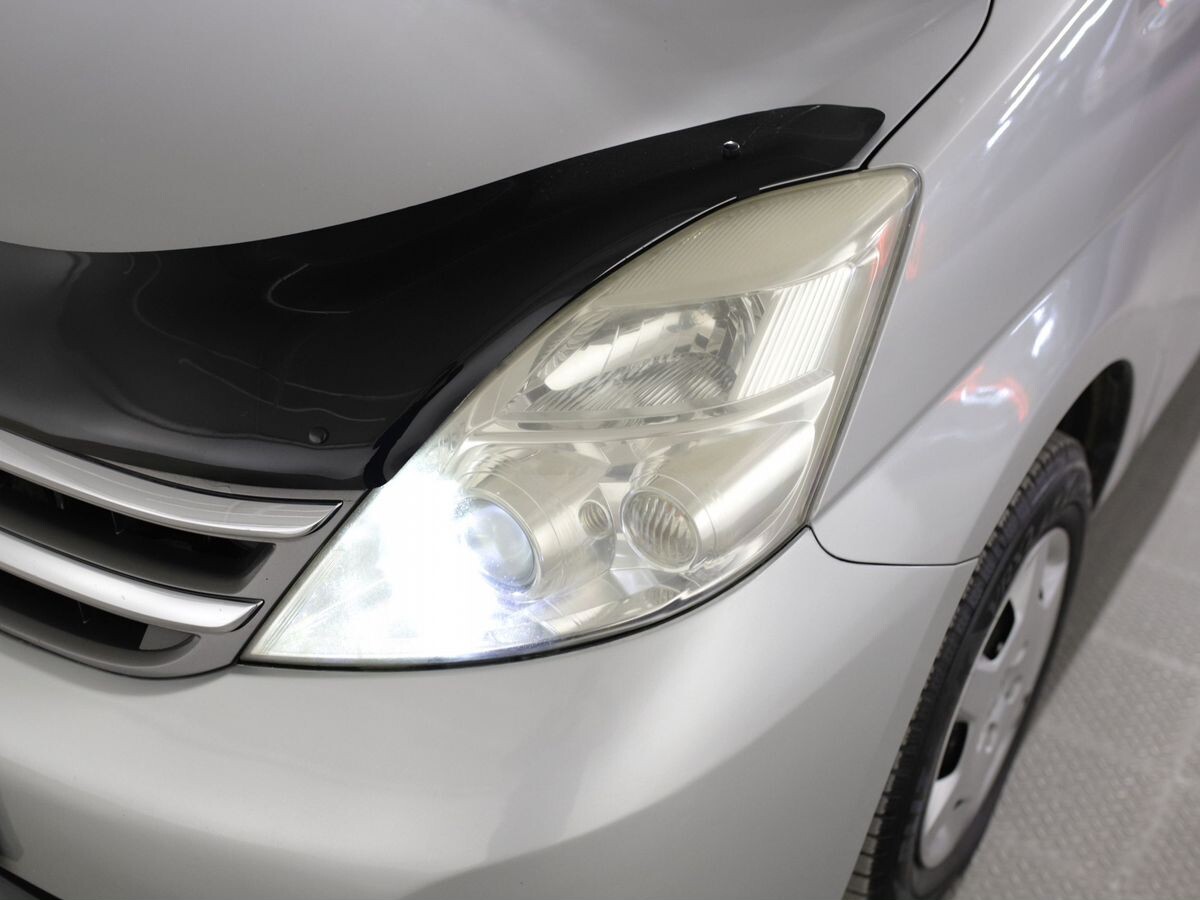 Toyota ISis 2008 - фото автомобиля