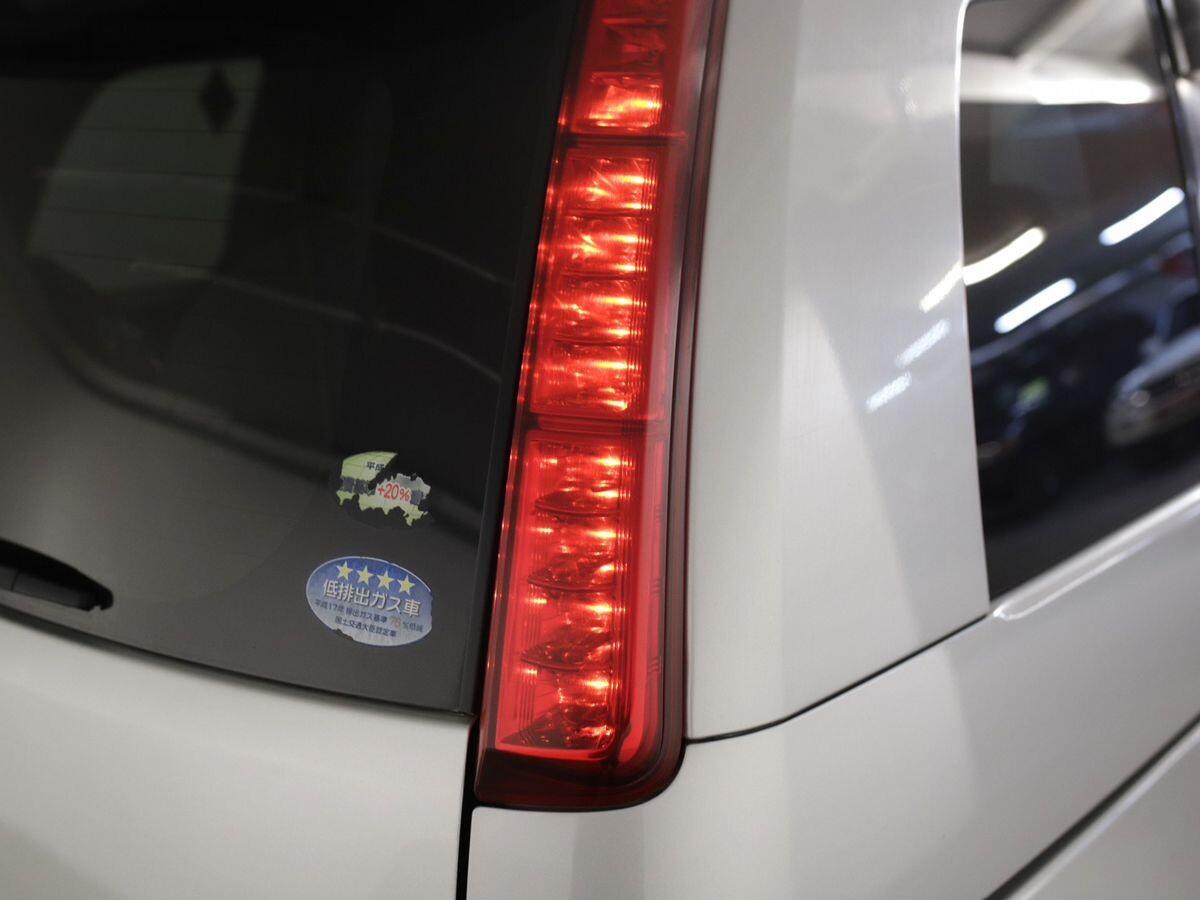 Toyota ISis 2008 - фото автомобиля