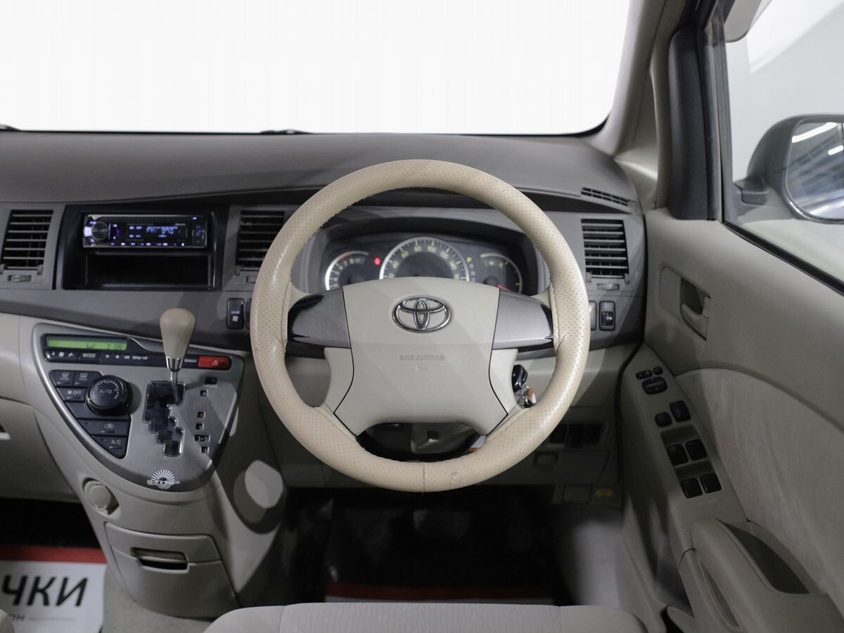 Toyota ISis 2008 - фото автомобиля