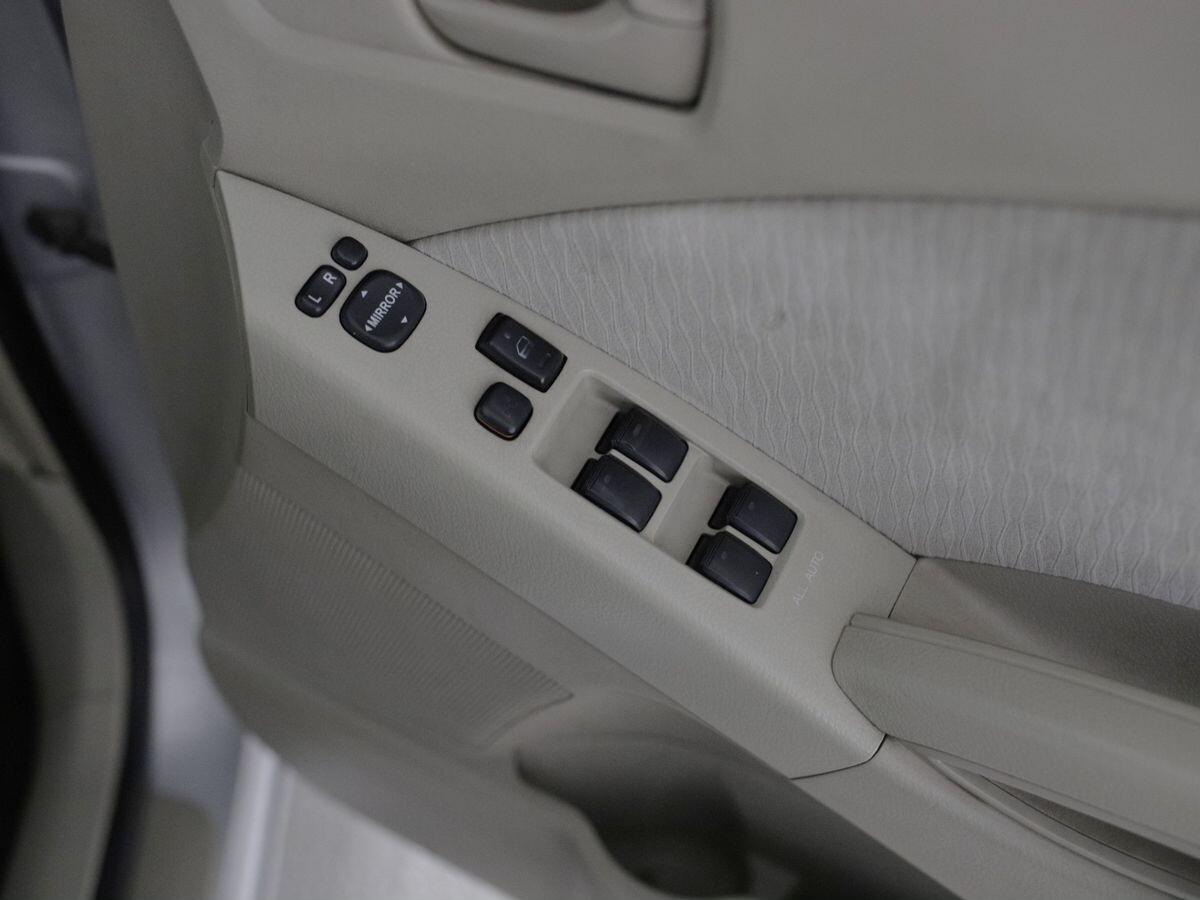 Toyota ISis 2008 - фото автомобиля