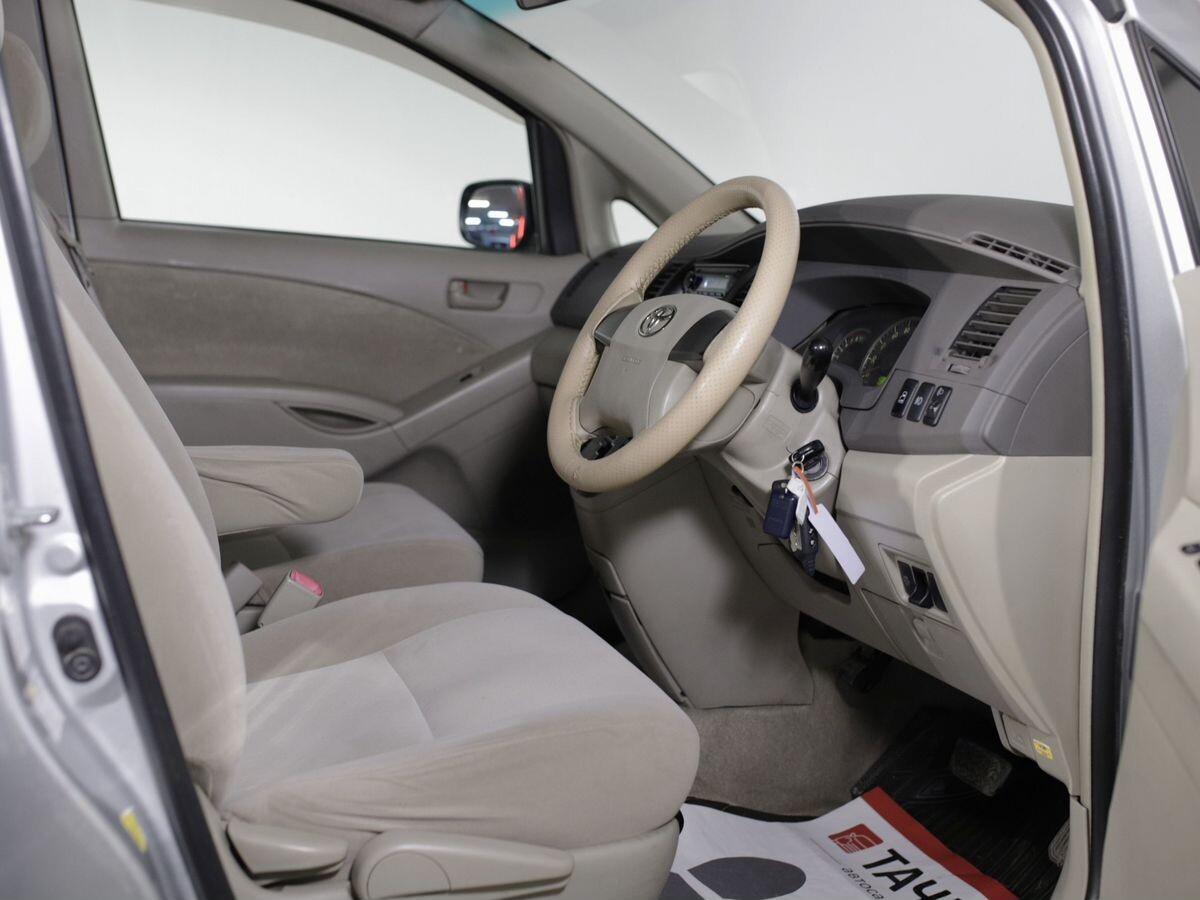 Toyota ISis 2008 - фото автомобиля