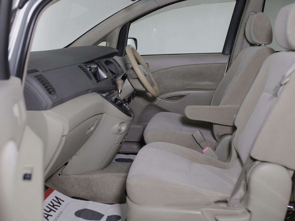 Toyota ISis 2008 - фото автомобиля