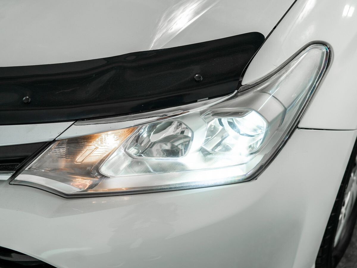 Toyota Corolla 2015 - фото автомобиля