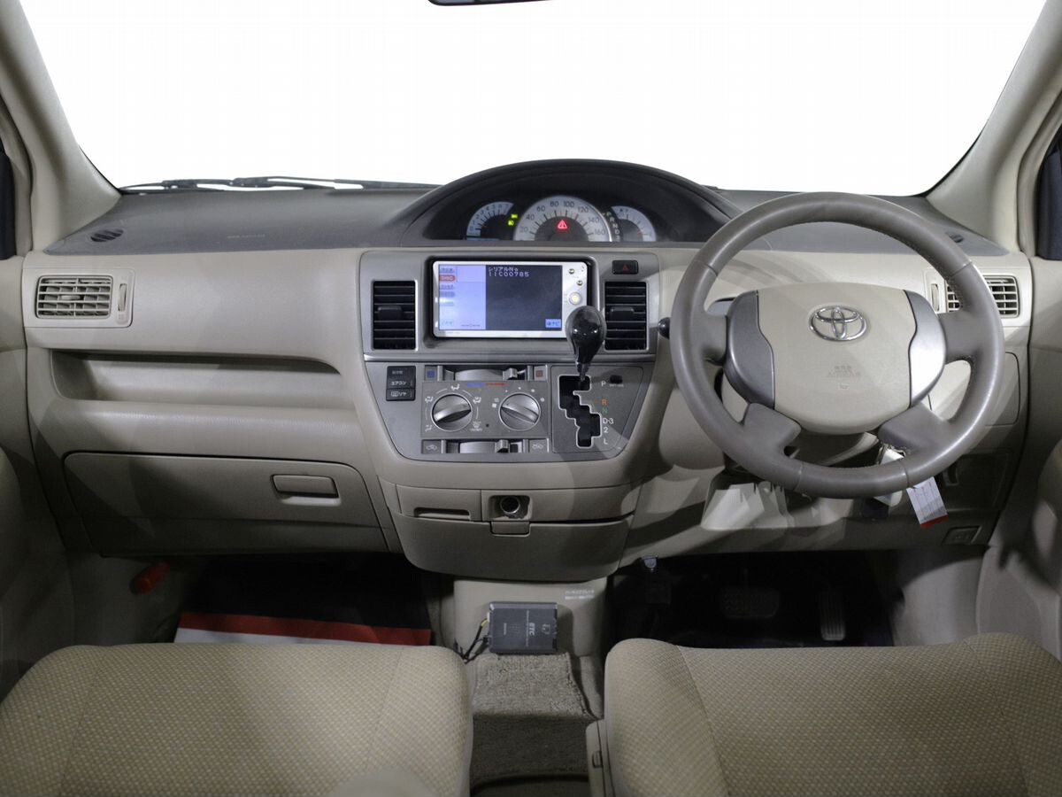 Toyota Raum 2010 - фото автомобиля