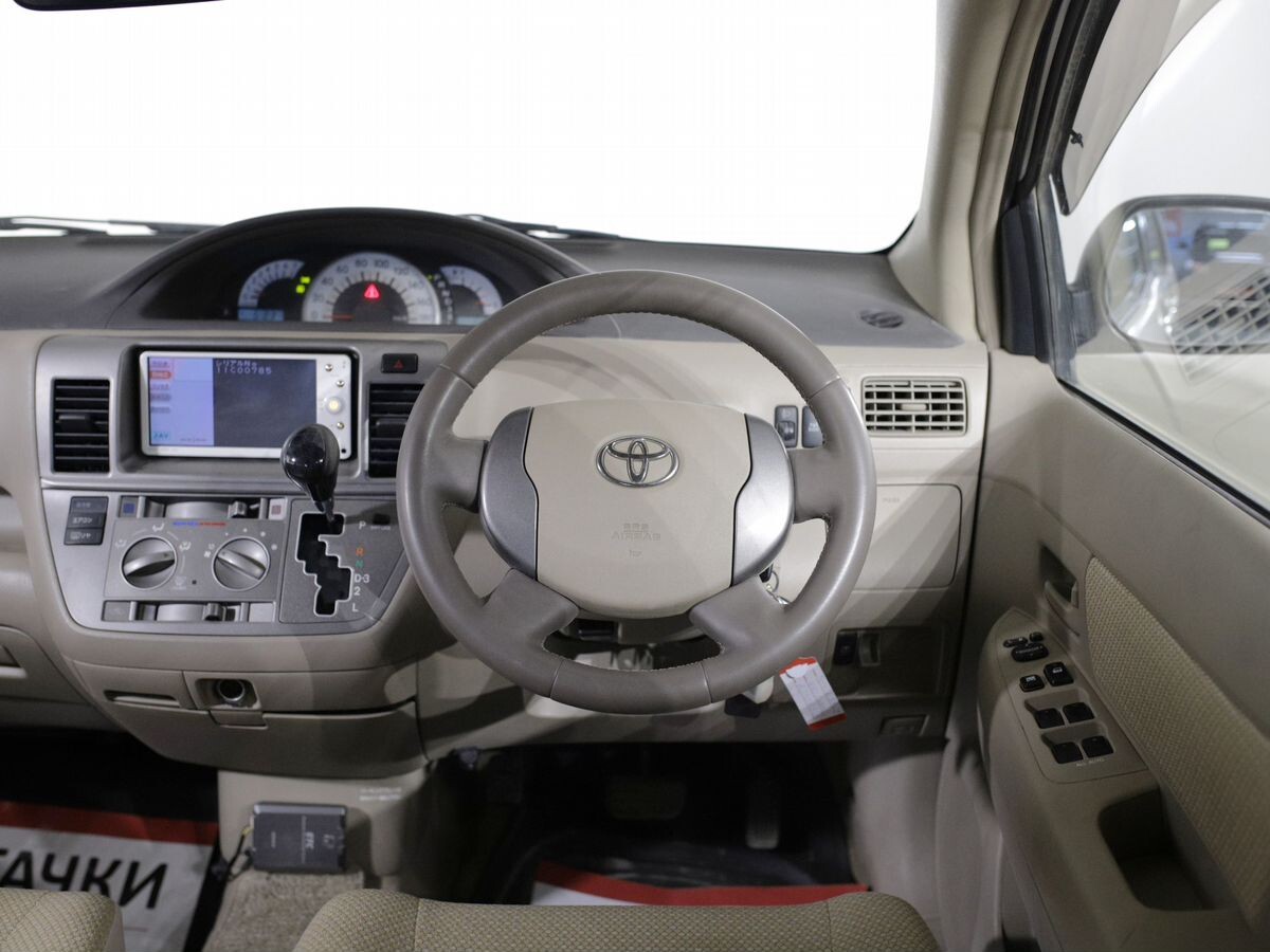 Toyota Raum 2010 - фото автомобиля