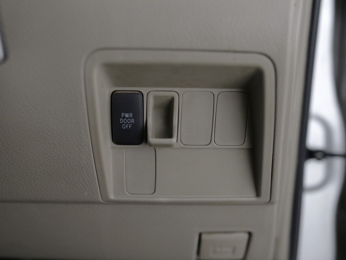 Toyota Raum 2010 - фото автомобиля