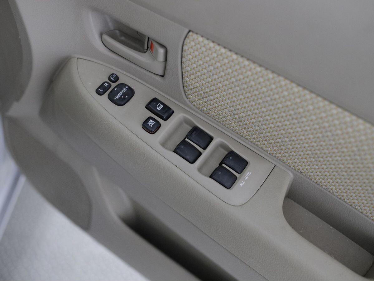 Toyota Raum 2010 - фото автомобиля