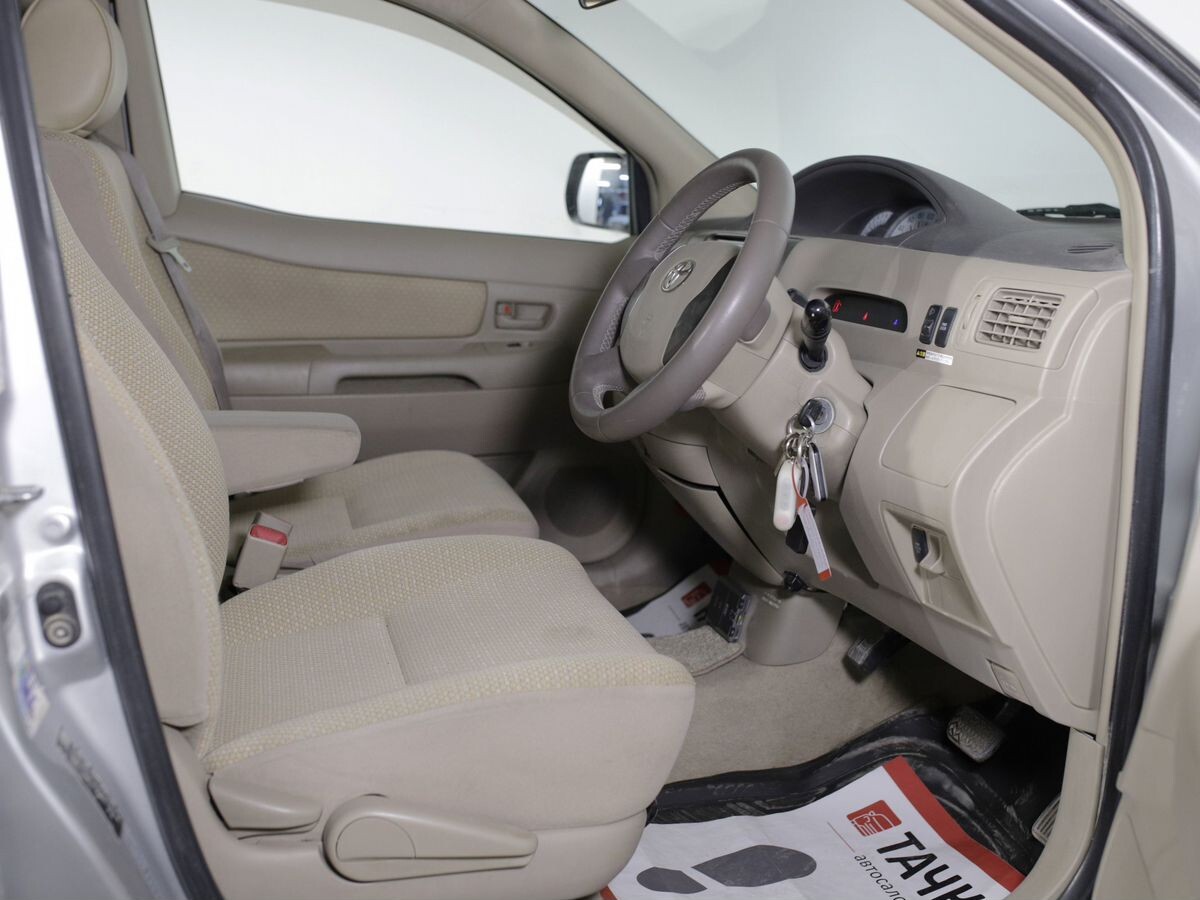 Toyota Raum 2010 - фото автомобиля