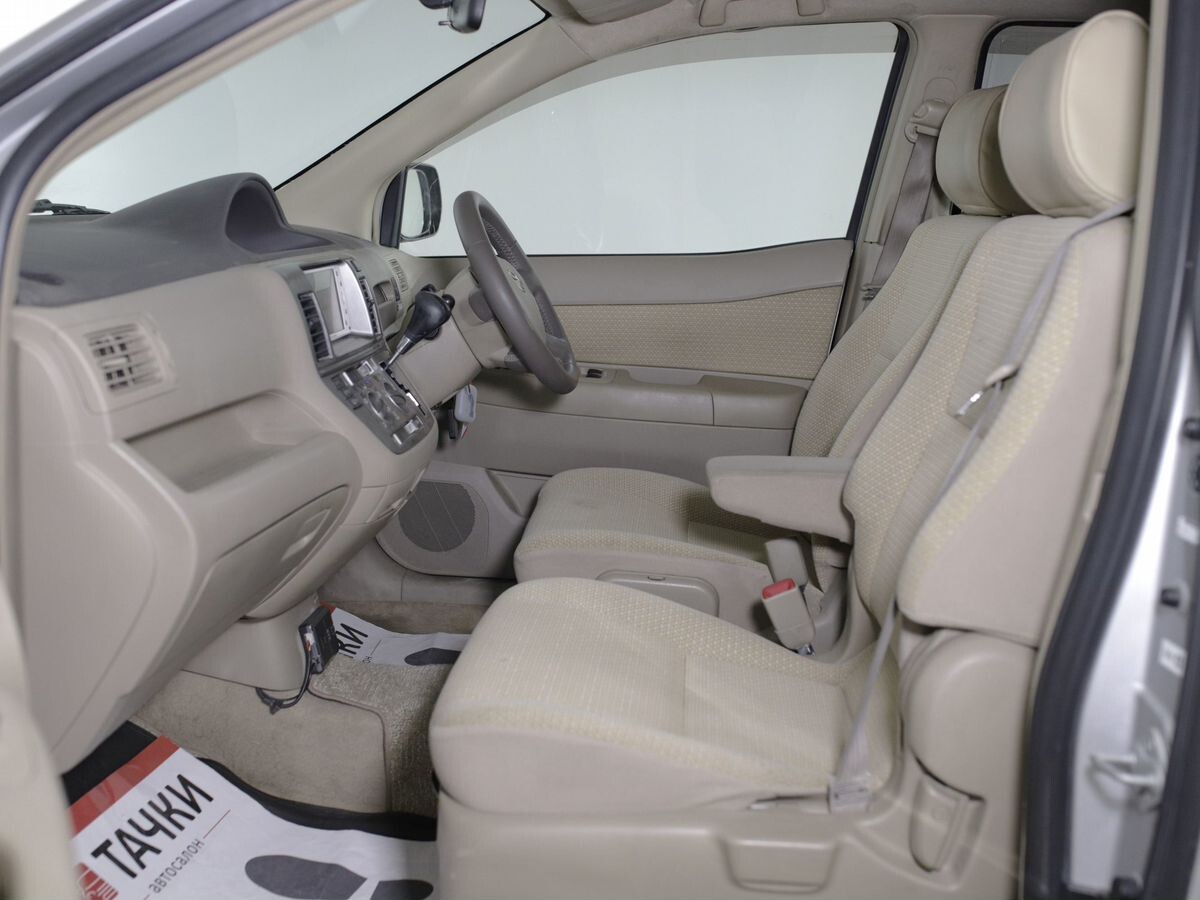 Toyota Raum 2010 - фото автомобиля