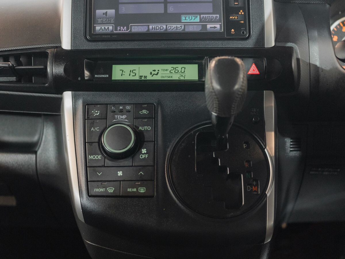 Toyota Wish 2010 - фото автомобиля