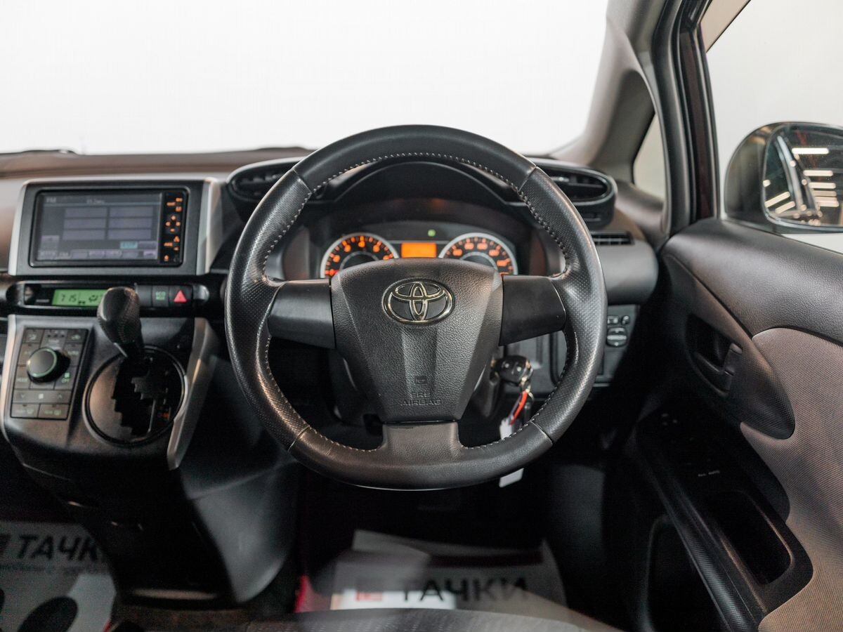 Toyota Wish 2010 - фото автомобиля