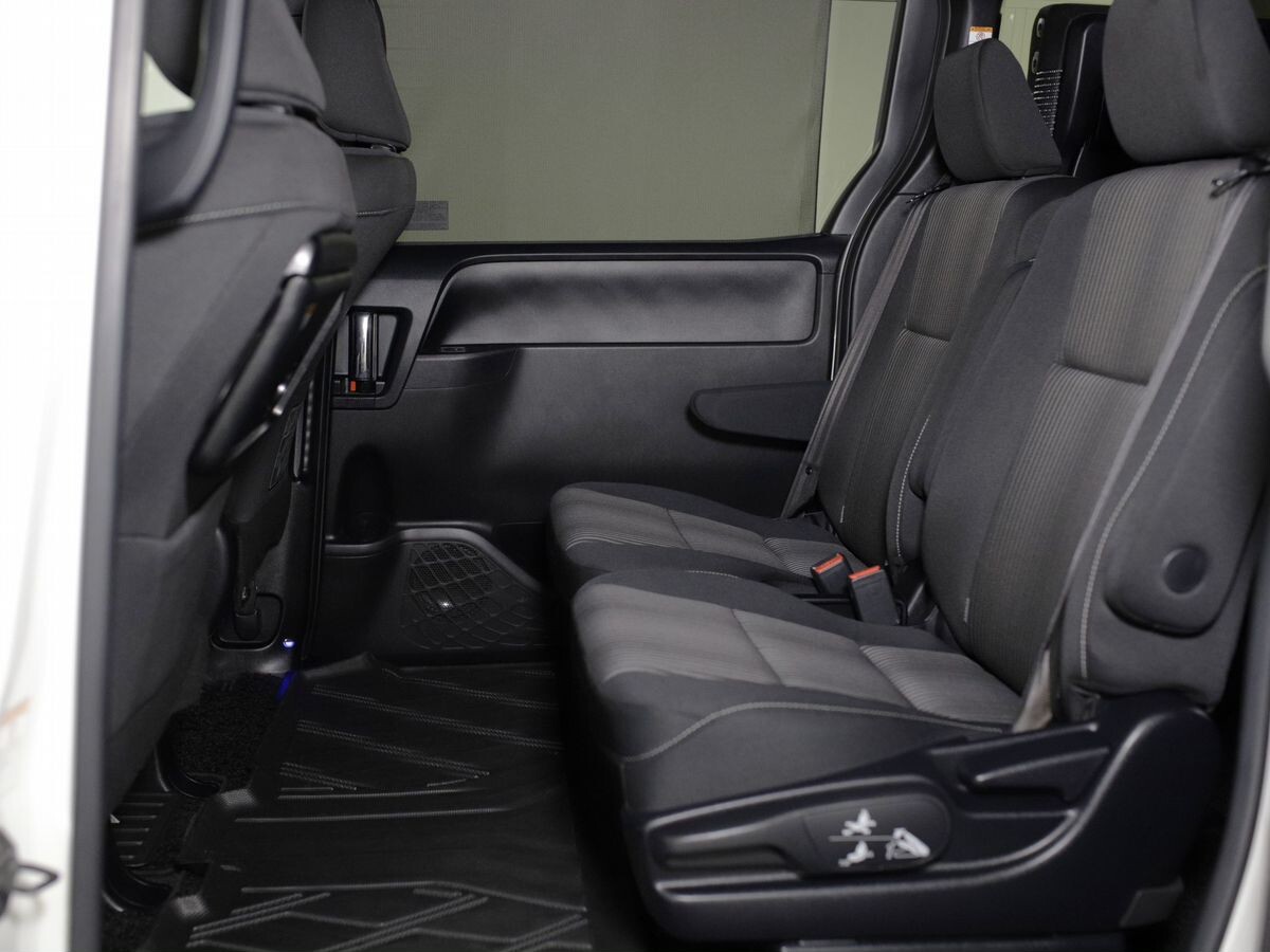 Toyota Voxy 2018 - фото автомобиля