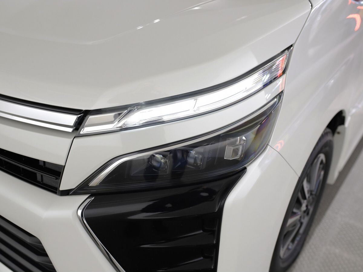 Toyota Voxy 2018 - фото автомобиля