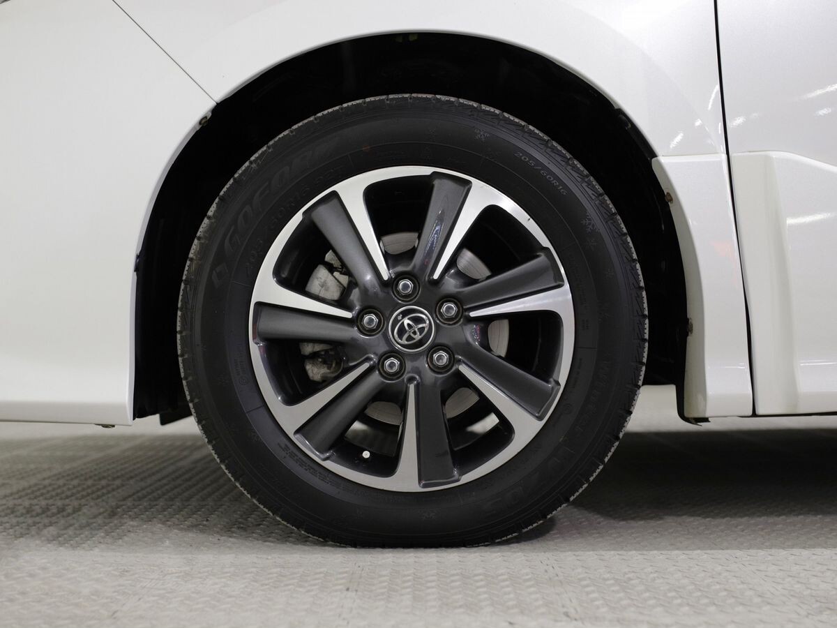 Toyota Voxy 2018 - фото автомобиля