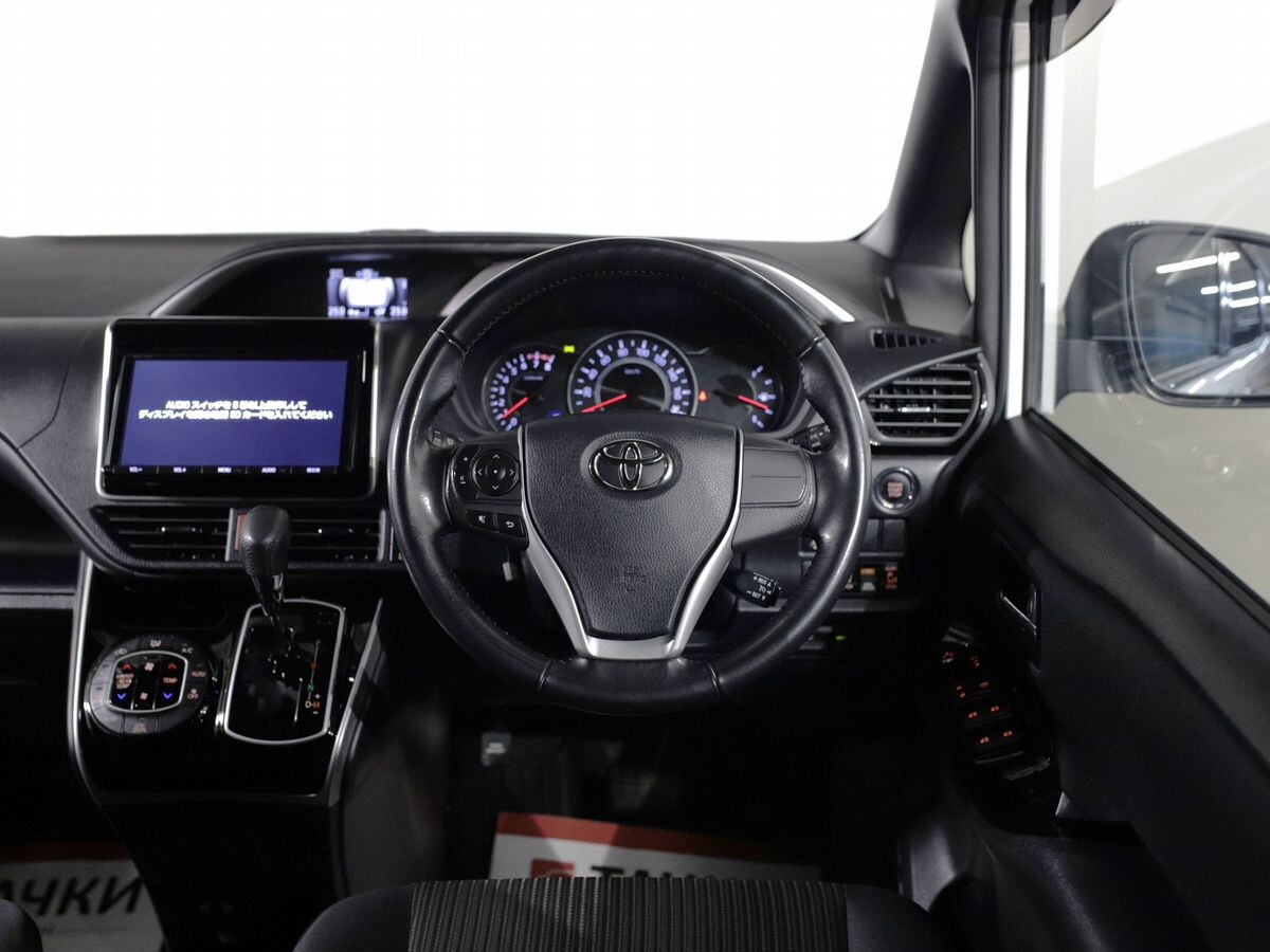 Toyota Voxy 2018 - фото автомобиля