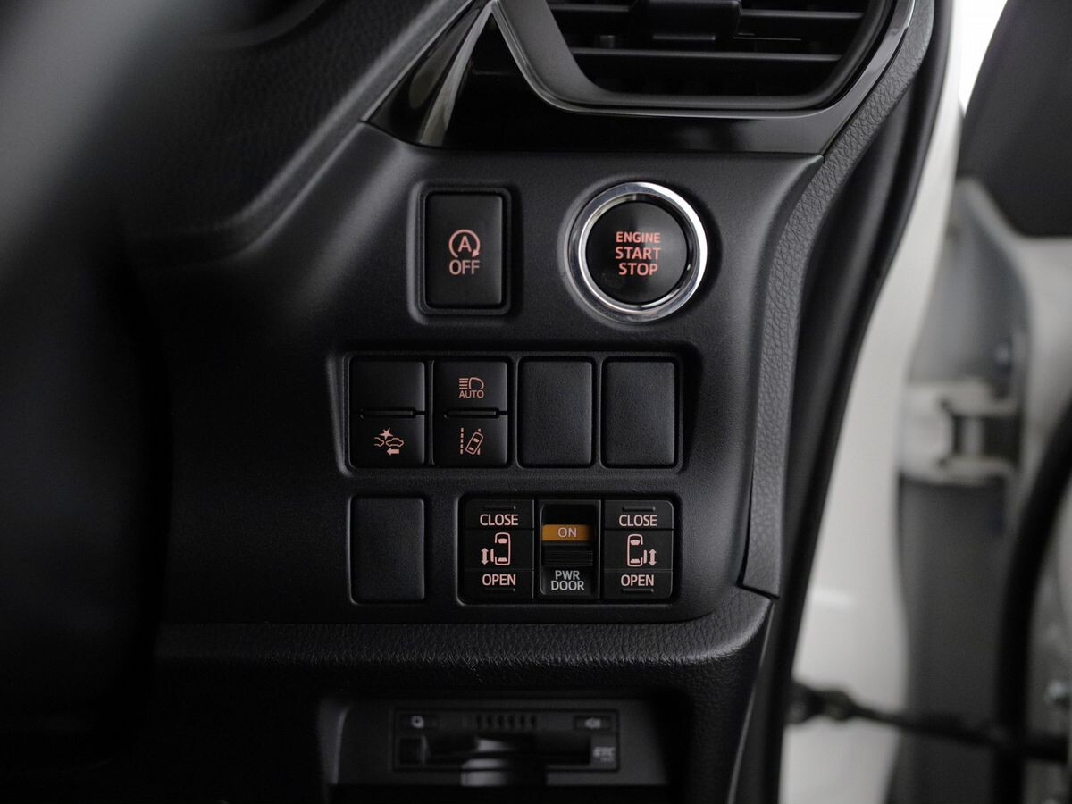 Toyota Voxy 2018 - фото автомобиля