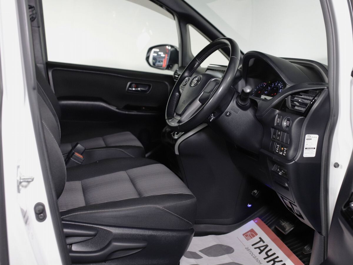 Toyota Voxy 2018 - фото автомобиля