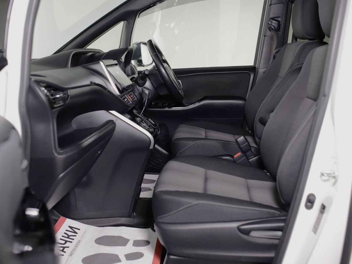 Toyota Voxy 2018 - фото автомобиля