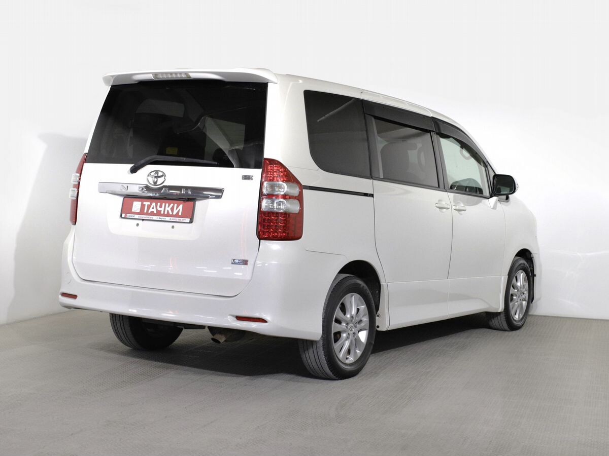 Toyota Noah 2012 - фото автомобиля