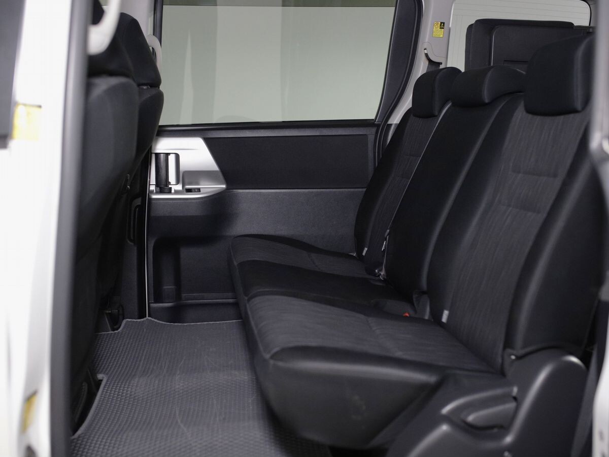 Toyota Noah 2012 - фото автомобиля