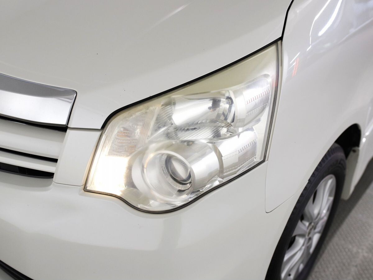 Toyota Noah 2012 - фото автомобиля