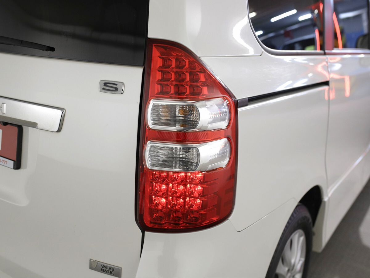 Toyota Noah 2012 - фото автомобиля