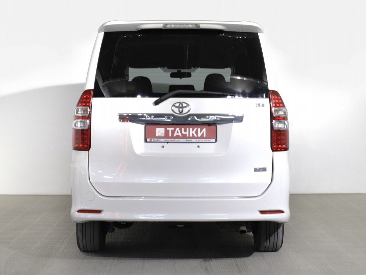 Toyota Noah 2012 - фото автомобиля