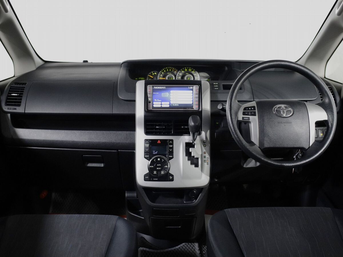 Toyota Noah 2012 - фото автомобиля