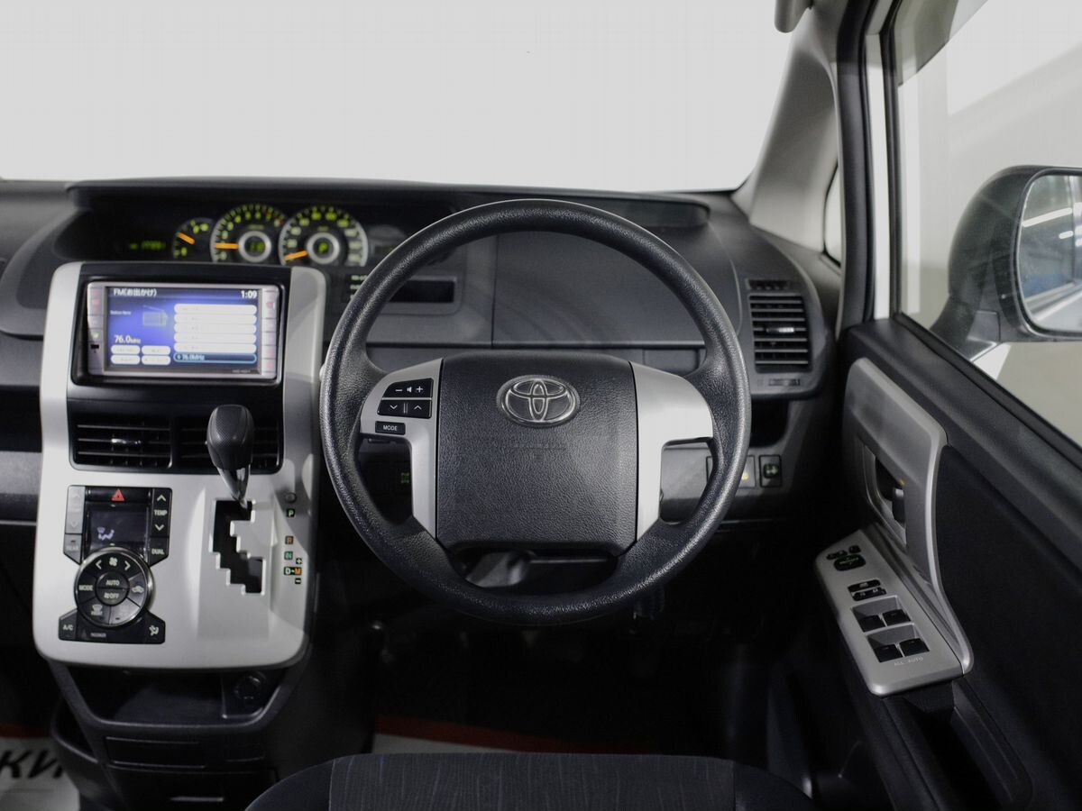 Toyota Noah 2012 - фото автомобиля