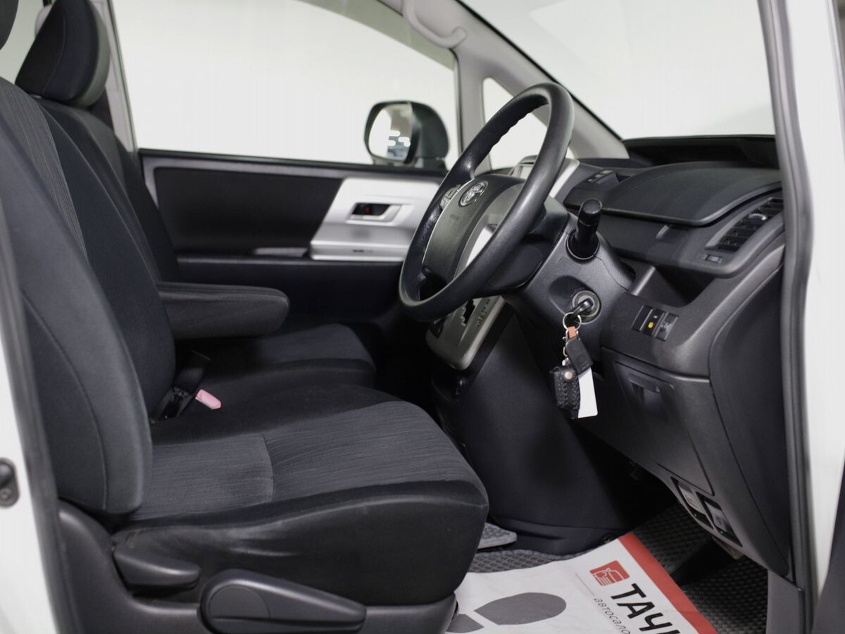 Toyota Noah 2012 - фото автомобиля