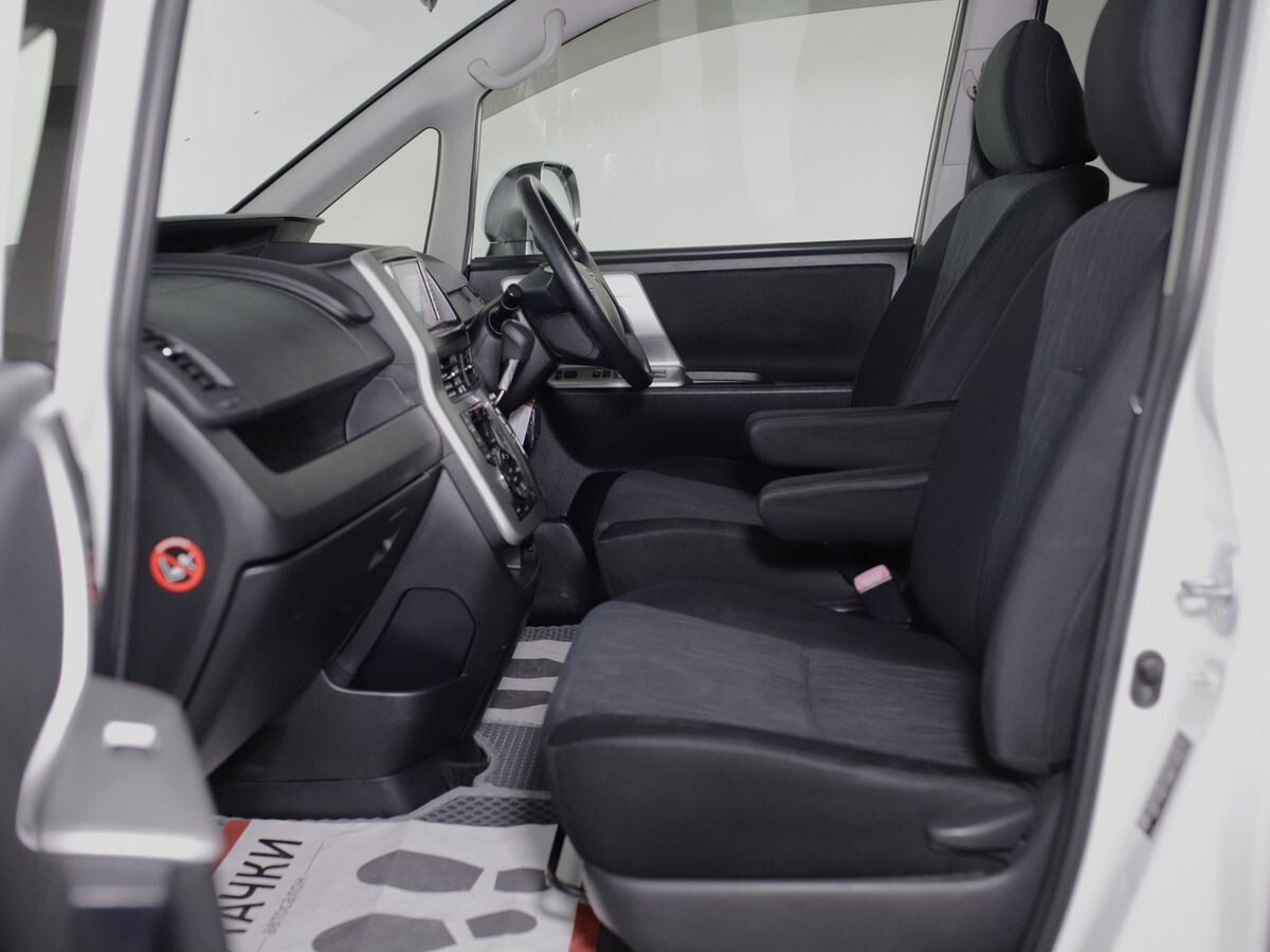Toyota Noah 2012 - фото автомобиля